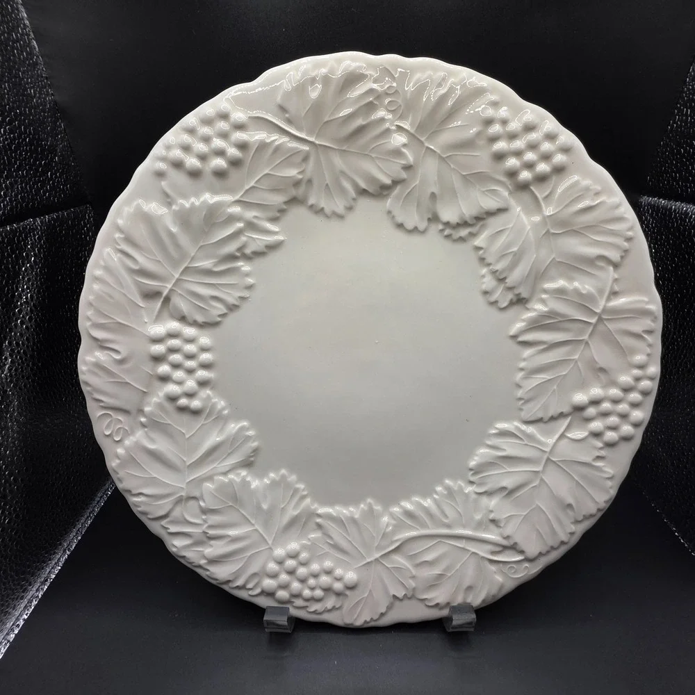 Williams Sonoma Napa Cream Dinner Plate 11.5 inch Embossed Grapes & Leaves Italy